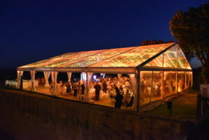 Chapiteau événementiel monté avec structure aluminium, éclairage scénique et écran LED pour un mariage à Casablanca