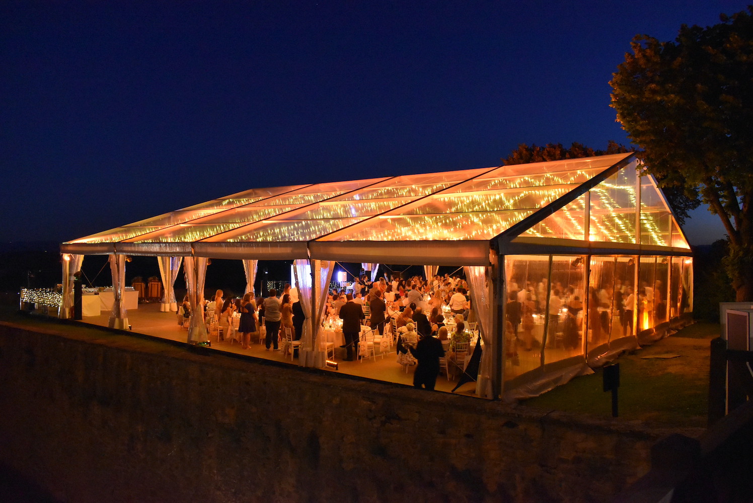 Chapiteau événementiel monté avec structure aluminium, éclairage scénique et écran LED pour un mariage à Casablanca