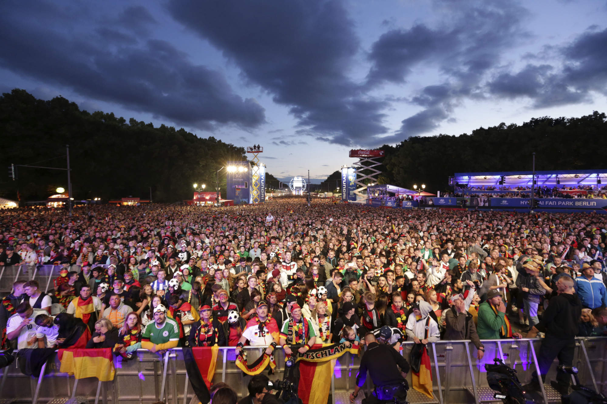 Public marocain rassemblé en plein air pour suivre un match sur un écran géant dans une Fan Zone.